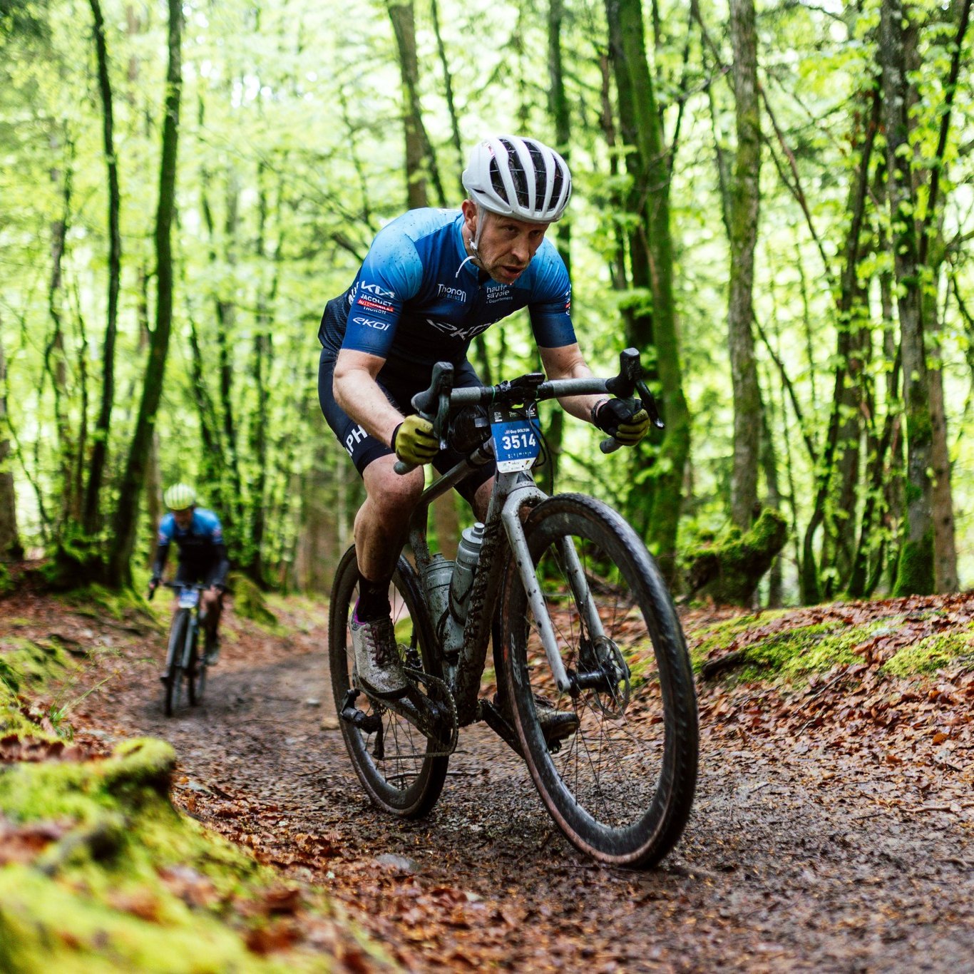 🍂 Off-season. Team Gravel ?

Les deux formats “court” et “long” seront bien de retour en 2025. Mais cette fois, tous les participants prendront le départ ensemble — pour un moment encore plus convivial et fédérateur ! 🔥

🤠 Fidèle à l’esprit originel de la discipline, l’épreuve se fera sans classement ni fléchage : place à l’aventure, à l’orientation et au plaisir de rouler. Un temps individuel sera simplement communiqué pour chaque participant.

📍 Après un départ montant par les Bois de Ville d’Allinges et d’Armoy, les sentiers roulants mèneront vers les marais et chemins agricoles en direction de Lully, lieu emblématique du ravitaillement.
🌳 Les Bois de Margencel marqueront la transition avant un final inédit, tout en douceur, le long des rives du Léman. 🌊

🚵‍♀️ L’Ultra s’aventurera sur les Chemins Blancs entre Douvaine, Chens, Excenevex et Sciez, avant de retrouver le parcours court du côté de Séchex et Anthy.

✨ Quiétude, paysages et plaisir garantis !

Des parcours plus accessibles que lors des précédentes éditions, pour accueillir un public toujours plus large et partager ensemble la passion du vélo. 💛

NB : Les VTT et e-bikes sont autorisés.

📸 @puurfilm 

𝐈𝐧𝐟𝐨𝐫𝐦𝐚𝐭𝐢𝐨𝐧𝐬 & 𝐢𝐧𝐬𝐜𝐫𝐢𝐩𝐭𝐢𝐨𝐧𝐬 ⤵️
✍️ https://thonon-cyclingrace.fr

#ThononRunningRace #ThononCyclingRace #TCR #cyclosportive #running #courseapied #thononrun #run #granfondo #leman #thononlesbains #hautesavoie #gravel #route #sport #evenementsportif #lacléman #course